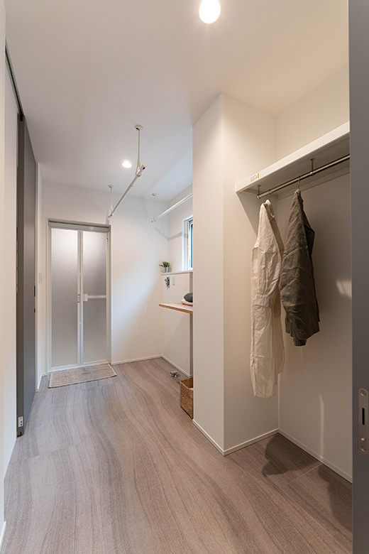 脱衣室をサンルーム兼ファミリークローゼットとしても使い、洗濯の動線を最短距離で完結