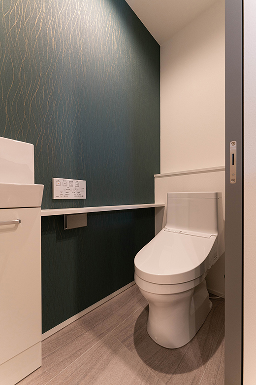 2階トイレはブルーグリーンの壁紙でさらに個性が光る