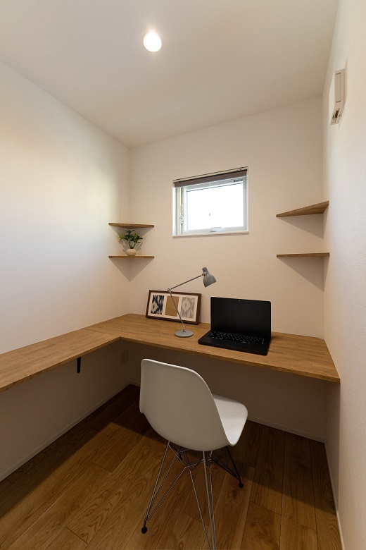 ご主人の書斎室はシンプルなデザインに