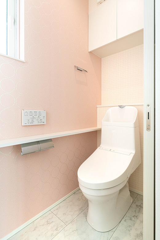 ピンクでまとめたかわいらしいトイレ空間