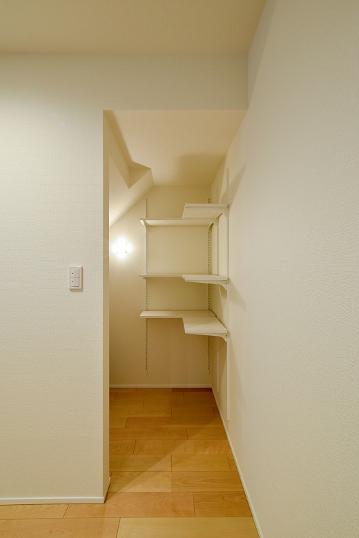 キッチン横に階段下のスペースを利用したパントリーを設け、ストック品やホットプレート等の普段使わない家電を一つに収納