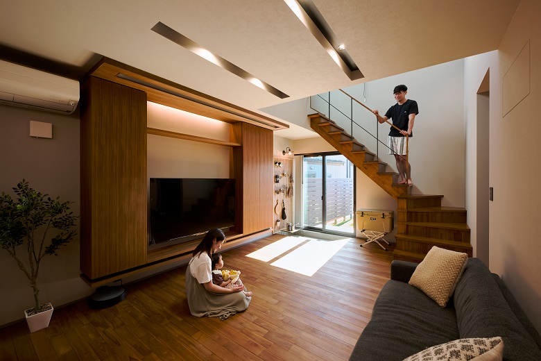23帖LDKには、吹抜けと木製スケルトン階段にアイアン手すりを採用することで、開放感あふれる空間となった