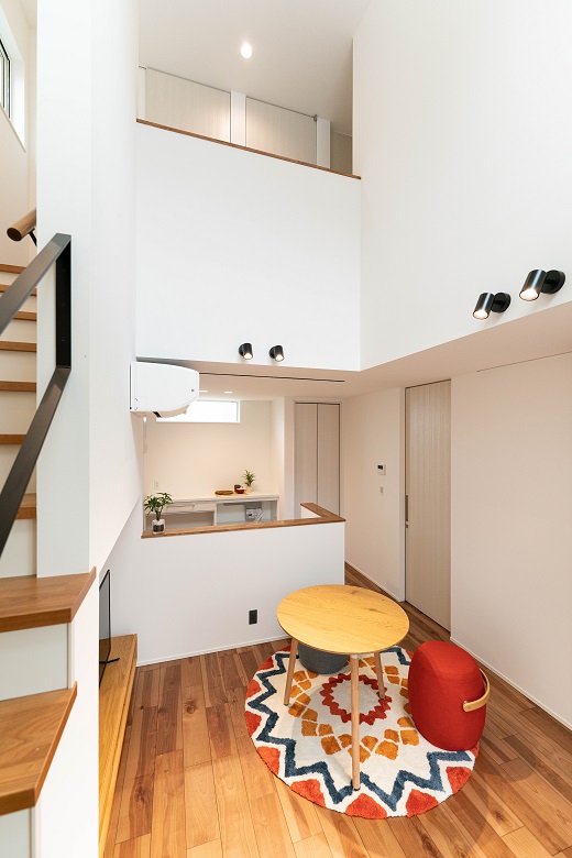 吹抜けにより、２階廊下とリビング空間が繋がることで、家族のコミュニケーションが生まれやすい設計