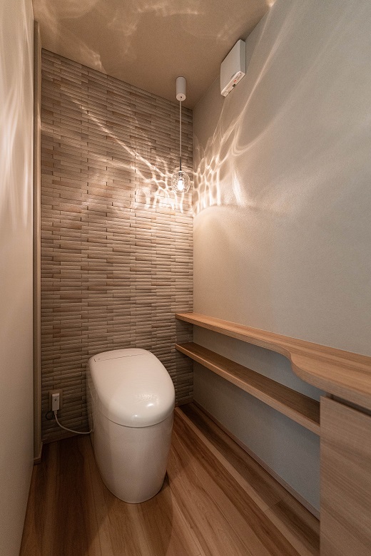 意匠性・機能性を兼ねたエコカラットを壁一面に取り入れたトイレ空間
