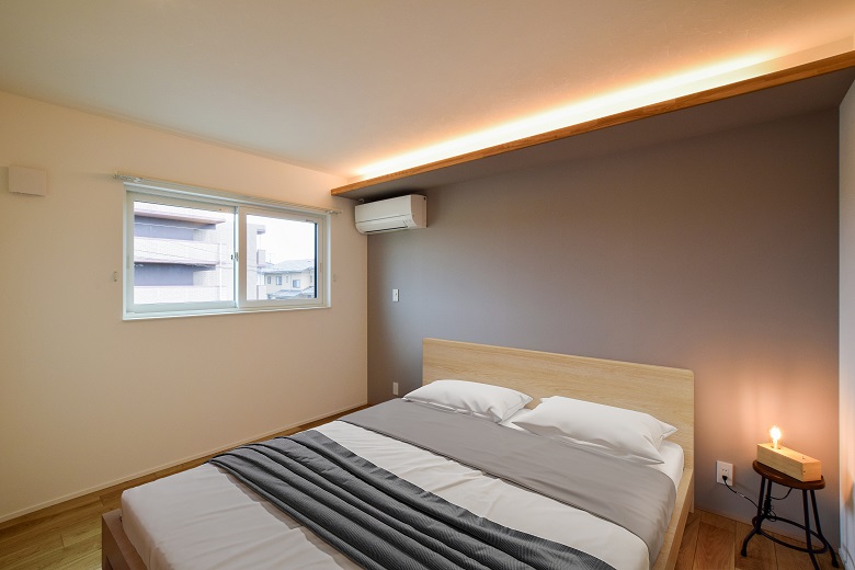 寝室の天井面には、優しい間接光を広げた照明計画