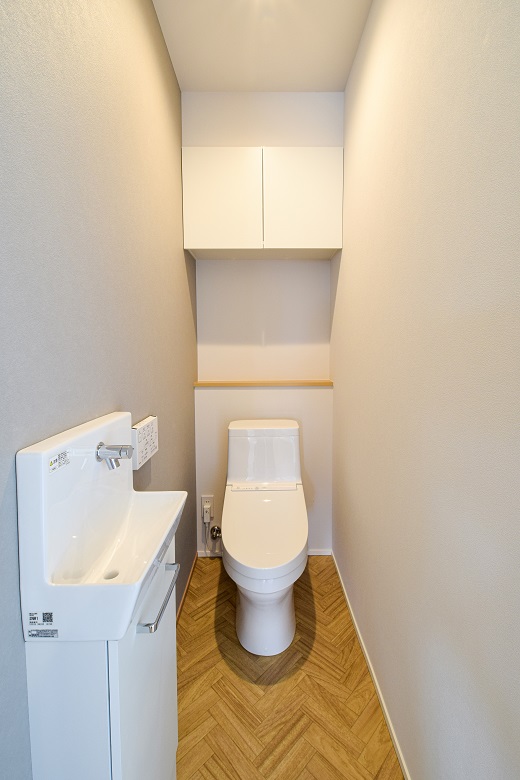 ２Fトイレの床もヘリンボーンで統一