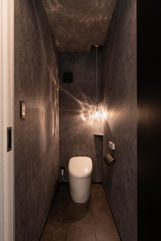 キラキラ・モヤモヤの優しい光を映し出すODELICアクアの照明が主役のトイレ空間