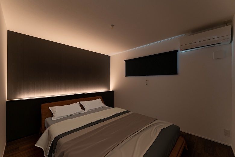 寝室は天井まで優しく光を伸ばすアッパー照明で落ち着いた空間となる照明計画に