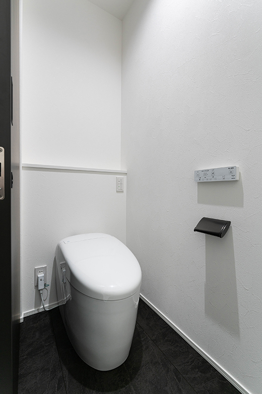 1階トイレは脱衣室と同様、床を黒にして他のスペースとの違いを意識
