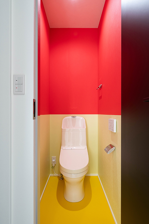 2階トイレの壁紙は大胆なカラーリングで差別化した