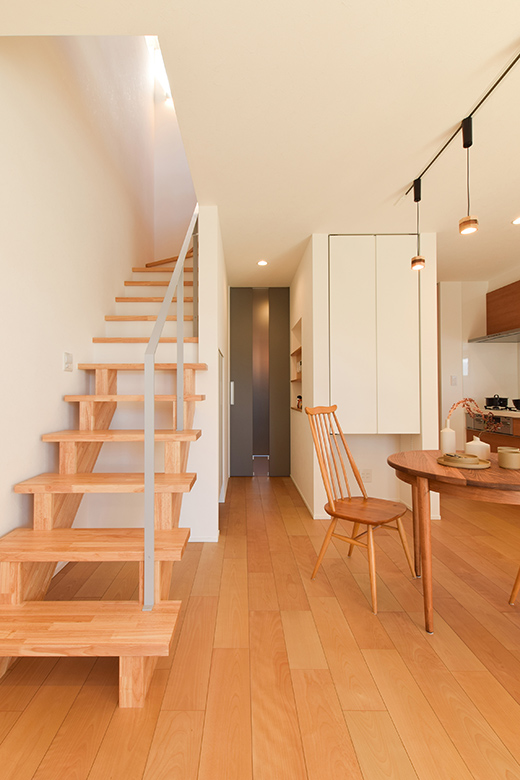 リビング階段は一部を木製階段とし、木のぬくもりと開放感を感じられるよう計画