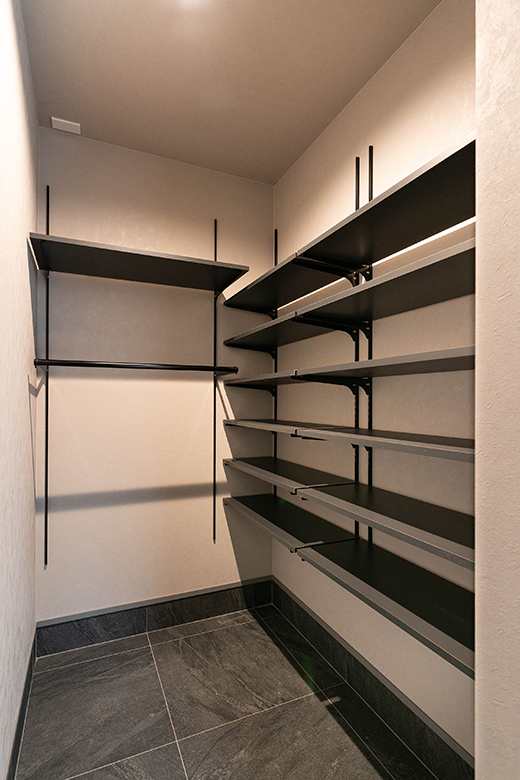 可動棚で使いやすいシューズクローゼット。棚板も黒を採用して家全体の雰囲気にマッチしている