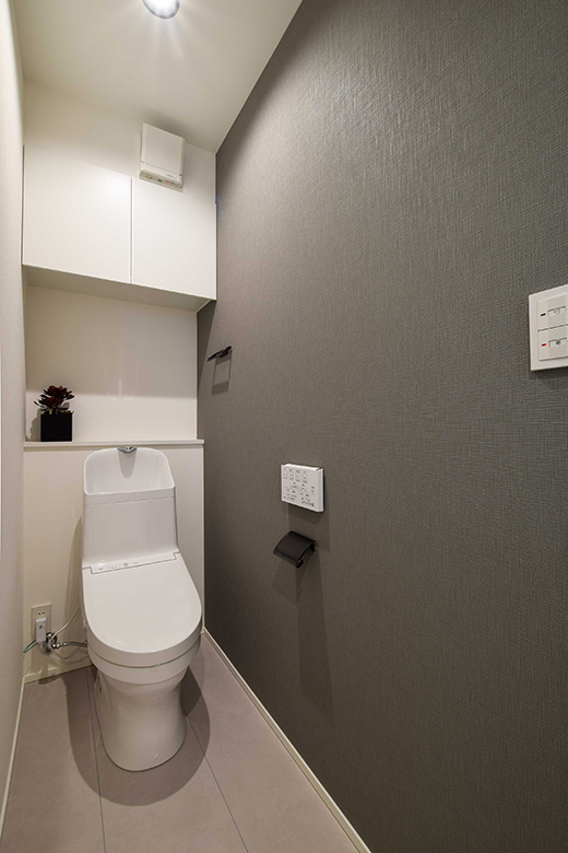 ２Fトイレも、シックなグレーのアクセントクロスで落ち着いた雰囲気にした