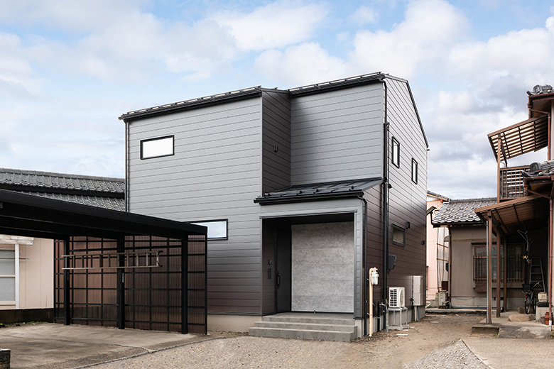 シックなカラーリングとシンプルなフォルムが調和した外観。街並みに溶け込みながらも、さりげなく個性を主張するデザイン