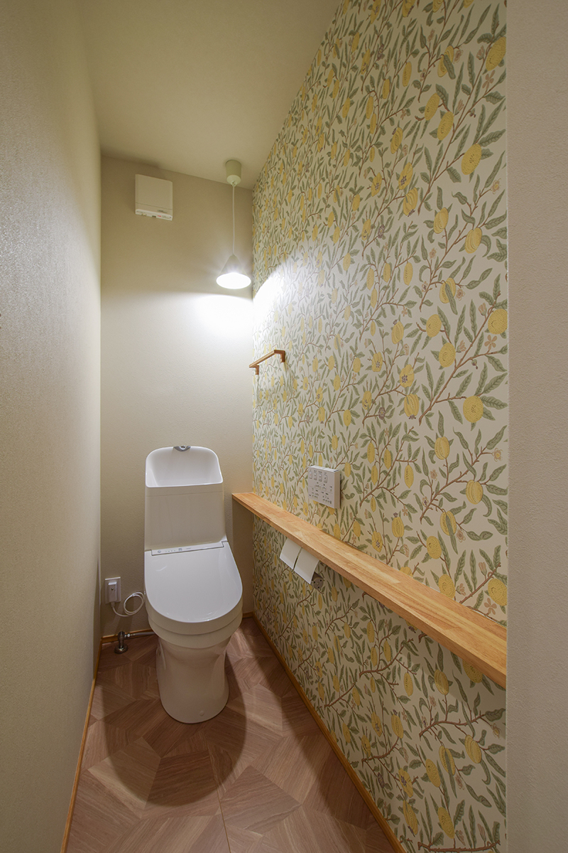 2階トイレにはカフェのような可愛らしいアクセントクロスを採用。幾何学模様の床とのバランスが心地いい。