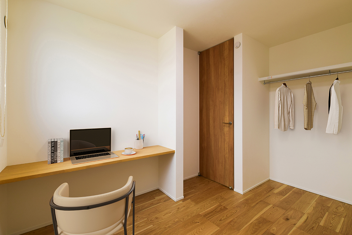 収納とカウンターを設け、成長しても使いやすく飽きのこないシンプルな子供部屋。