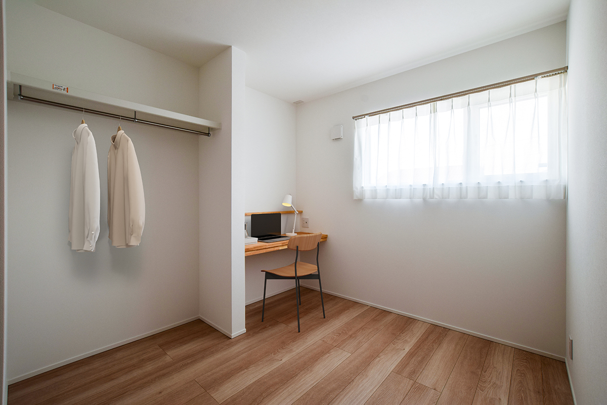 カウンターデスクを設けた子ども部屋。やわらかな自然光が差し込み、穏やかに過ごせる一部屋