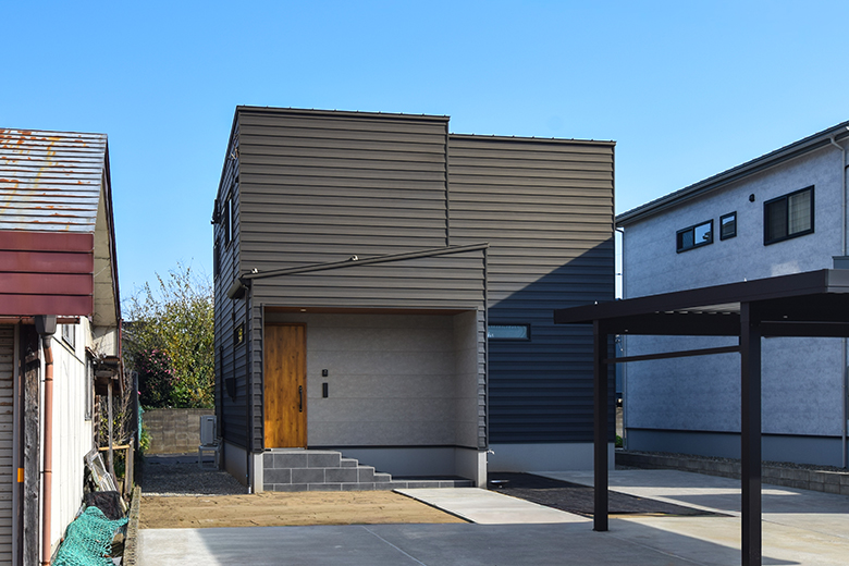 柏崎市常盤台モデルハウス｜ブラックチェリー×グレーが織りなす、上質であたたかな住まい