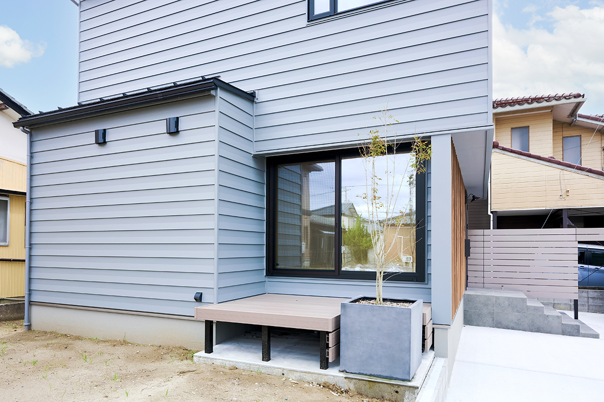 東側にはリビングから出入りできるウッドデッキを設けた。植栽が成長してくると目隠しや日除けにもなり、お庭がより快適な空間に