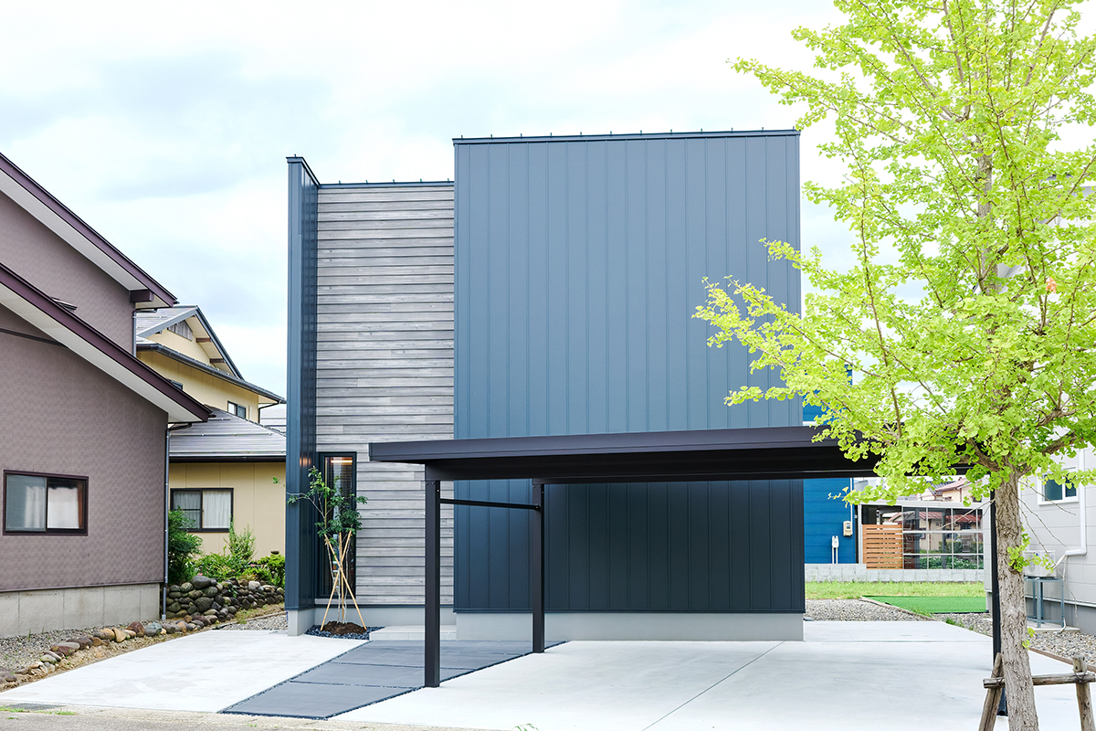 上越市春日新田モデルハウス｜吹き抜けと意匠階段を中心に集いつながる住まい【予約制】