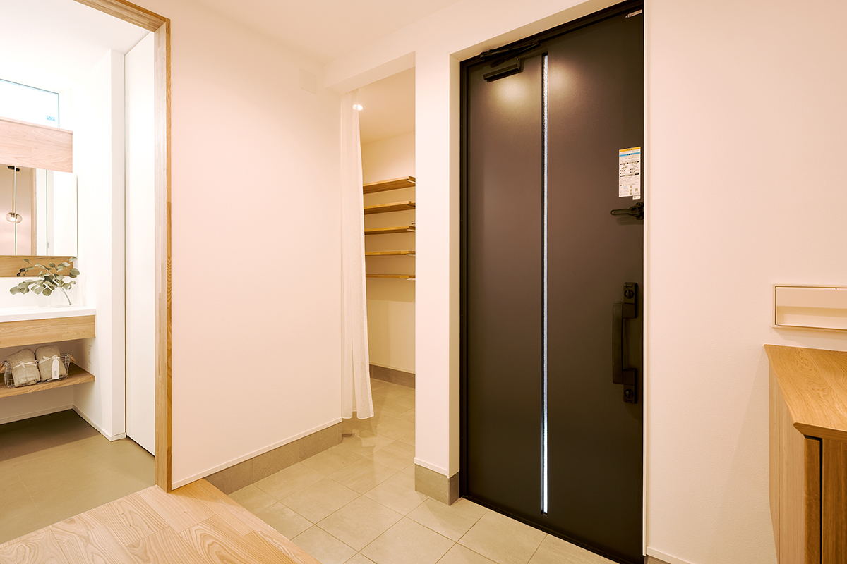 玄関から洗面・収納へとスムーズにつながる動線計画。暮らしやすさを高める機能的なレイアウトに、温もりある木質感が調和