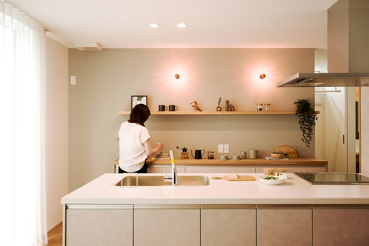 木目の美しさが引き立つナチュラルなキッチン空間。背面収納とパントリーで機能性も抜群、家事がスムーズに進むストレスフリーな設計