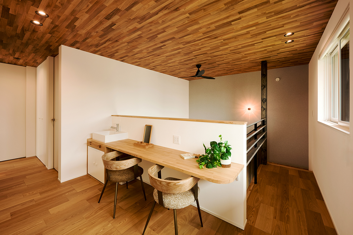吹き抜けに面した2階ホールに設けた造作カウンター。家族の気配を感じながらも集中できる、勉強やリモートワークに最適なこもり感のあるワークスペース