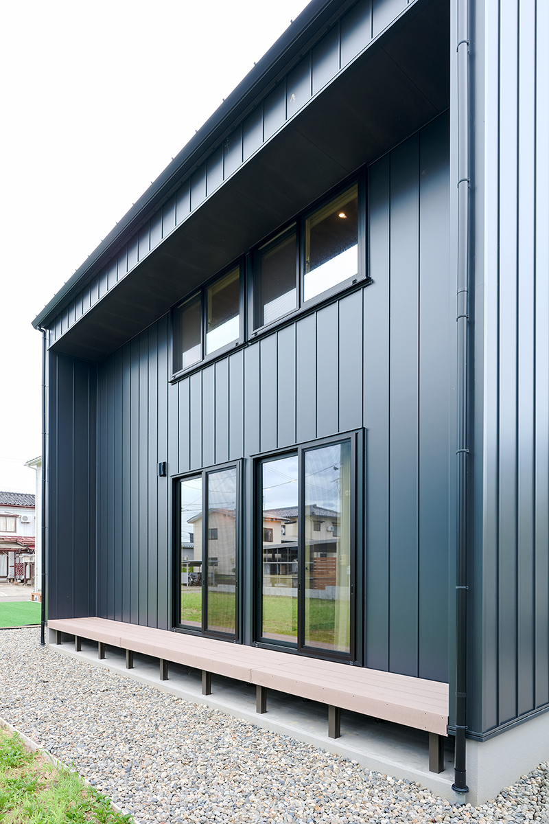 リビングと庭をゆるやかにつなぐウッドデッキ。腰掛けたり、子どもと遊んだり、暮らしの幅が広がるアウトドアリビングに