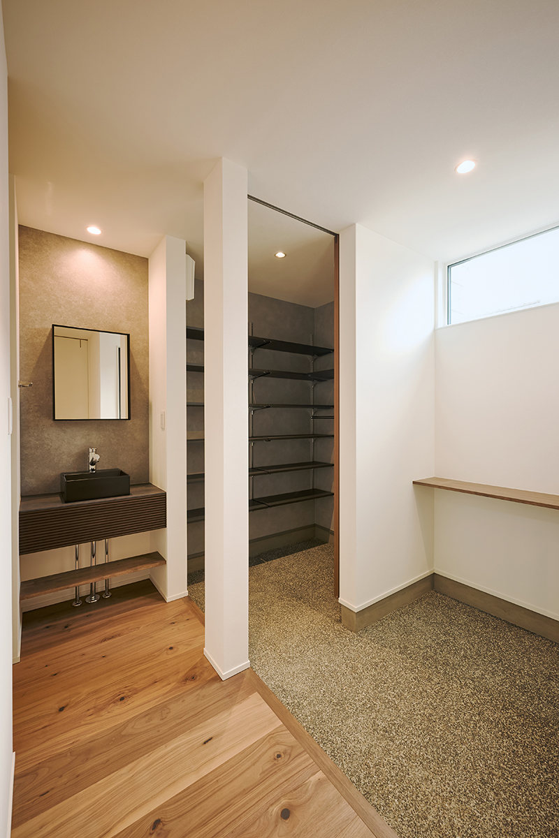 玄関横に大容量のシューズクロークと洗面を配置。帰宅後の手洗いがスムーズに行える、暮らしやすさを高めた動線