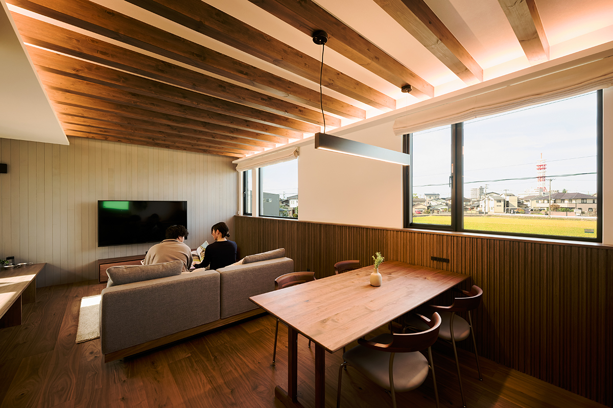 現し梁の天井と間接照明が生む、柔らかな光に包まれたLDK。大きな窓からの眺望が、心地よい時間を演出