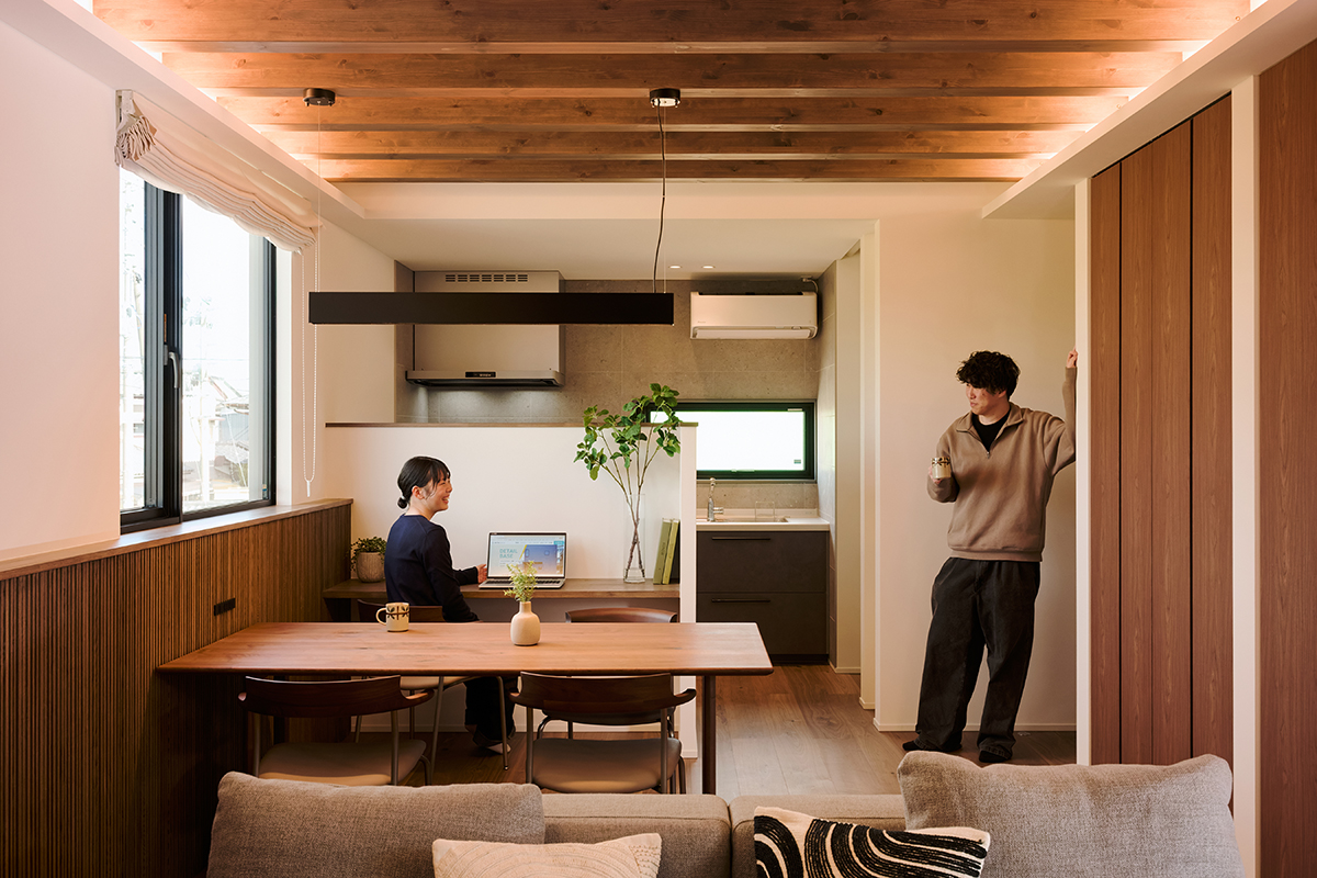 ダイニングと一体で使えるスタディコーナーが便利なLDK。木の素材感に包まれながら、自然と会話が生まれるレイアウト