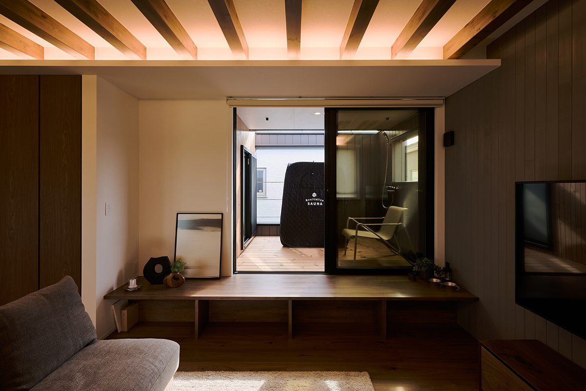 リビングからバルコニーテラスへとつながる開放的なつくり。テントサウナで“ととのう”時間を楽しめる、贅沢なプライベート空間
