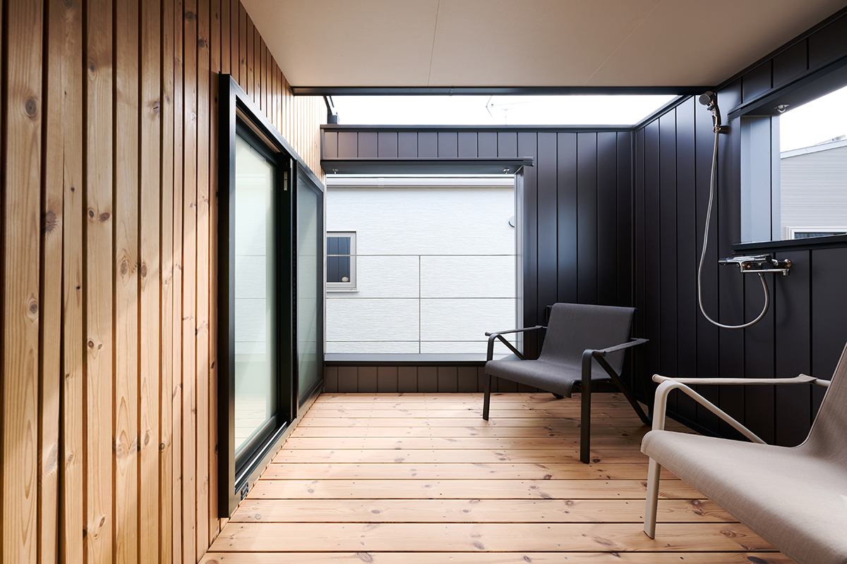テントサウナと相性の良いバルコニーテラス。シャワーを備え、サウナ→外気浴がスムーズにつながる“自宅ととのい動線”を叶えた