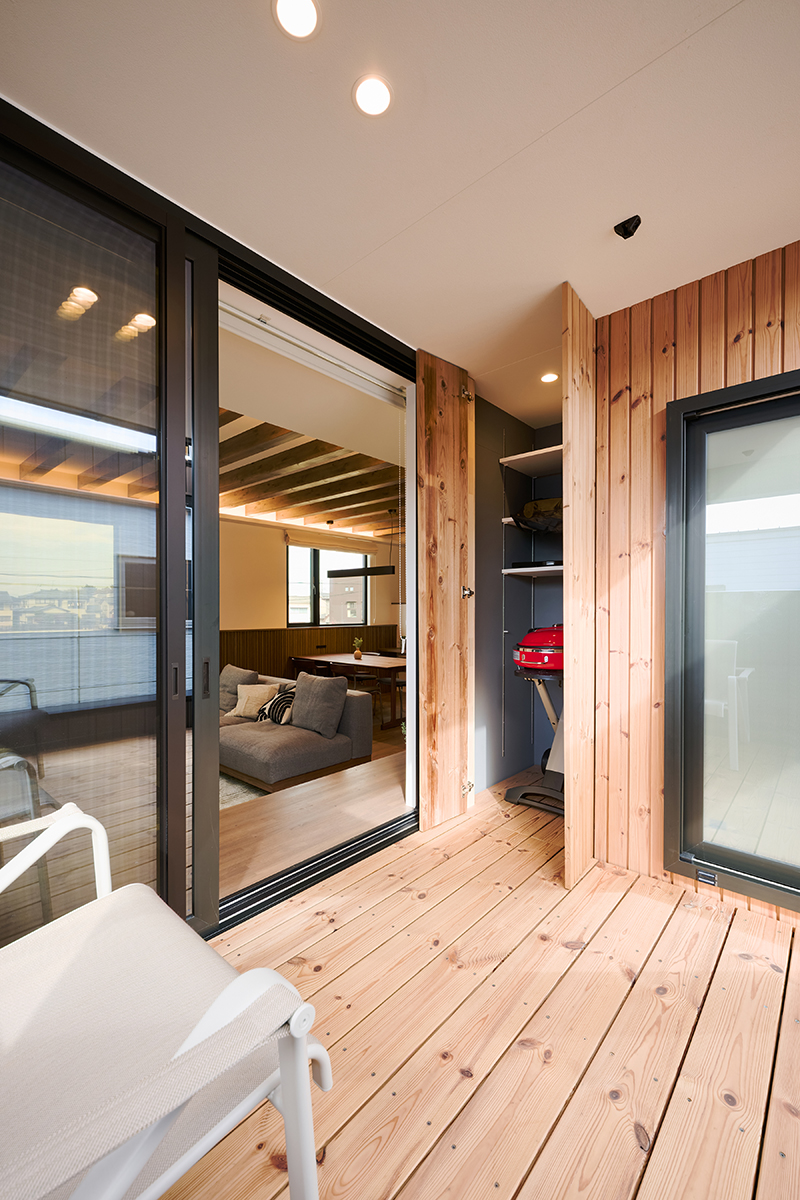 アウトドア用品をまとめてしまえるテラス収納が便利。リビングから続くウッドデッキで、サウナ後のリラックスタイムを気軽に楽しめる