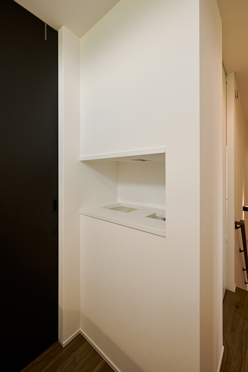 上から新しいタオルを取り出し、使用後は下へ入れるだけで洗濯ボックスへ。動線まで計算された、便利なタオルストッカー