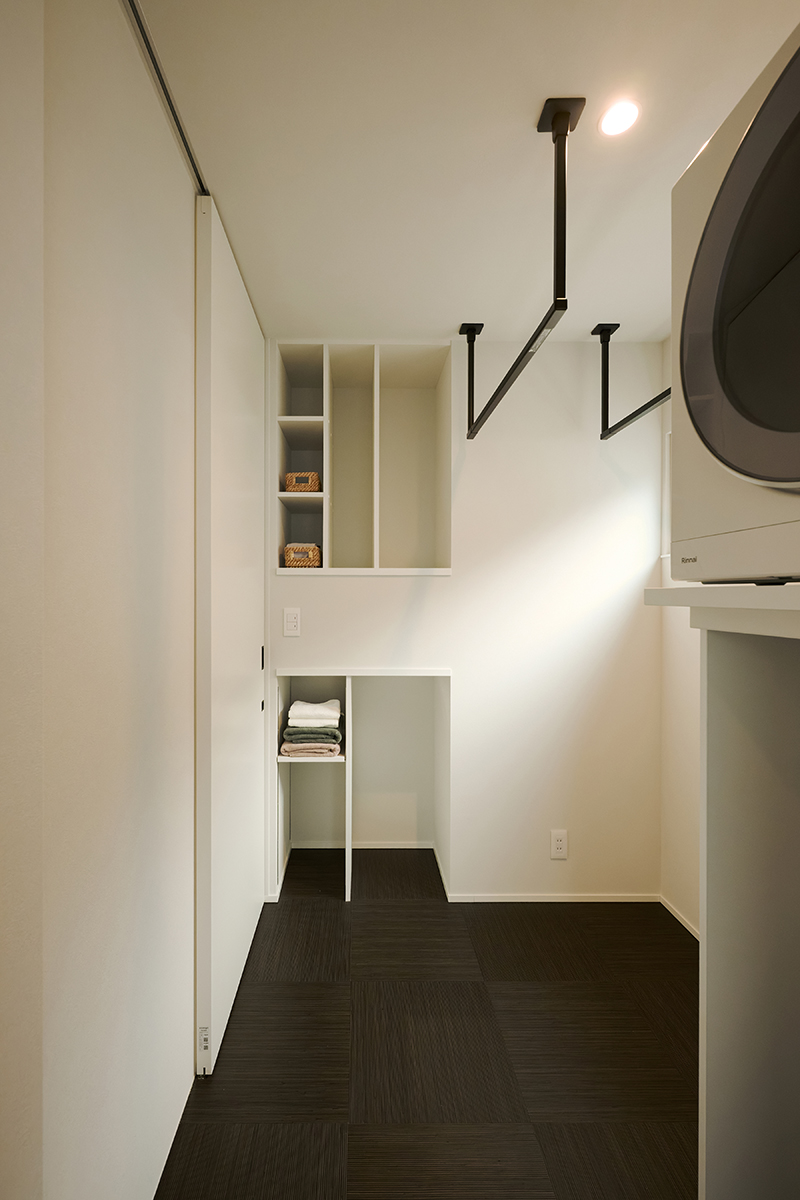 造作棚とハンガーパイプを備えたランドリールーム。洗う・干す・しまうが一か所で完結する、家事効率の高い空間
