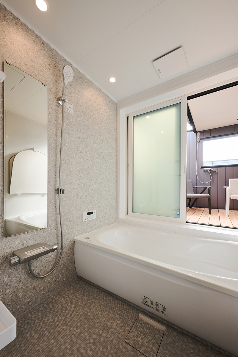 浴室からテラスへとつながるレイアウトで、水風呂への動線がスムーズ。サウナの心地よさを最大限に味わえる設計