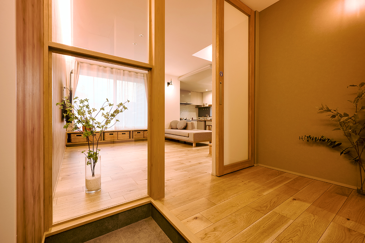 玄関ホールから直結するリビングとの間には内窓を設け、視界の抜けを強調することによって圧迫感を軽減