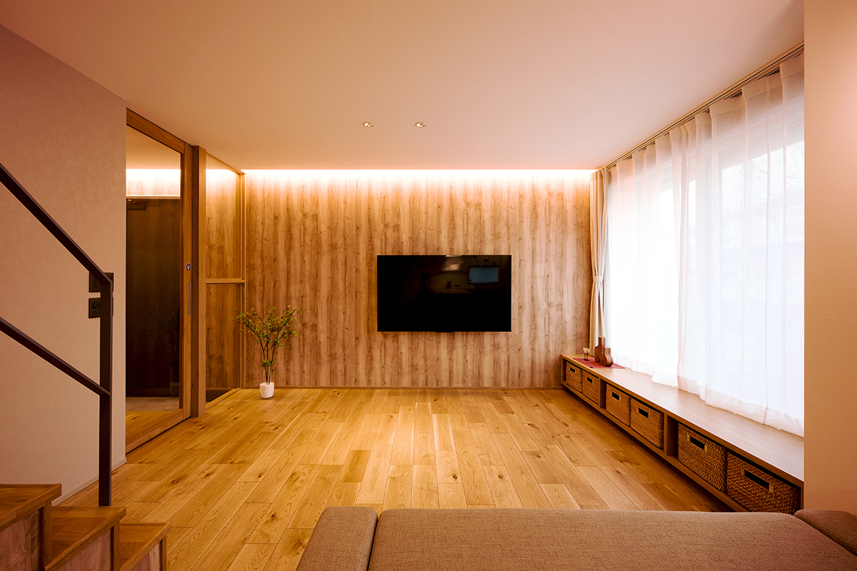 リビングの壁一面を板張りにしてナチュラルな空間に。間接照明が高級感を演出
