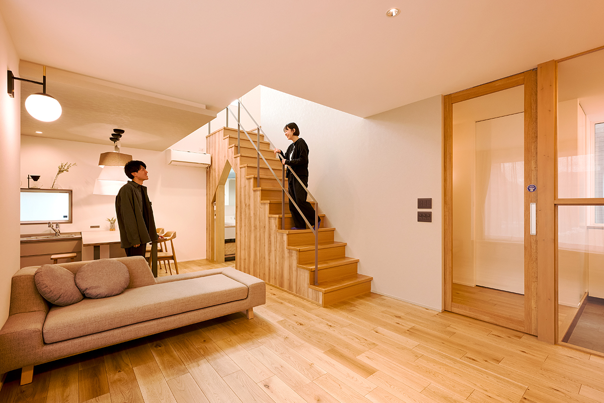 木のぬくもりを感じるリビング階段を中心に無駄のない間取り。リビングドアもガラス張りになっているので出入りの際もわかりやすい