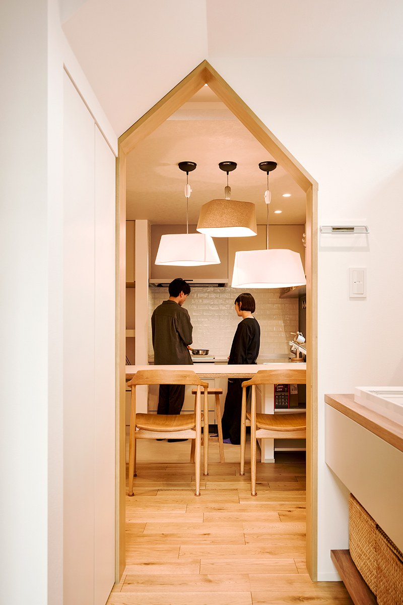 階段下の洗面室からダイニングキッチンに向かった眺め。空間を無駄なく使い、隠れ家のようなワクワク感