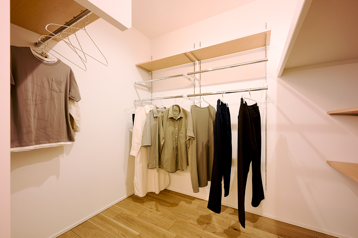 ウォークインクローゼットは可動式の棚やパイプハンガーを多数備え、衣服の数や種類に応じて柔軟にカスタマイズできる